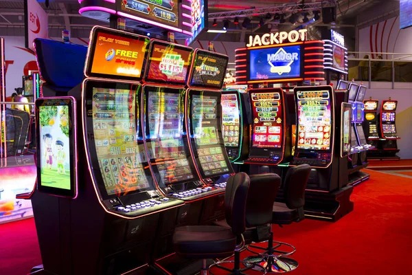linktoto platform interface showing football markets and live-dealer tables