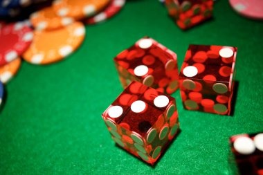 Live AduQ table on linktoto with dealer and community cards displayed